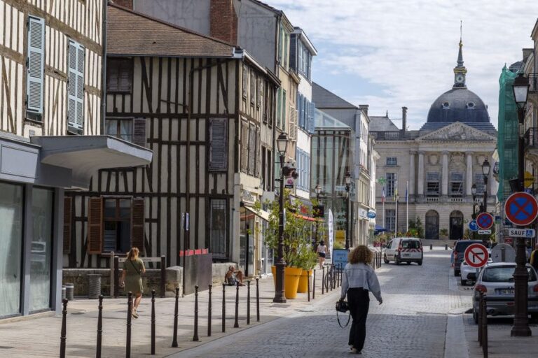 Un homme tué et un autre gravement blessé dans une bagarre au couteau en centre-ville
