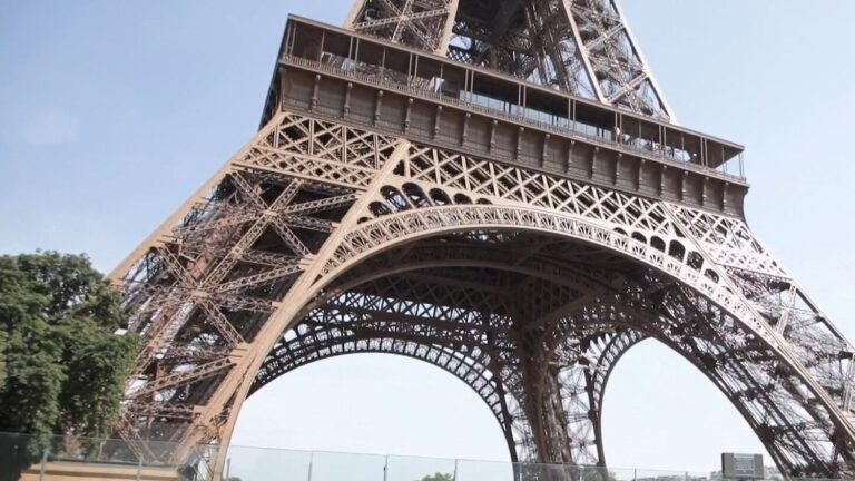 Fermeture anticipée des monuments parisiens : Tour Eiffel et Louvre modifient leurs horaires
