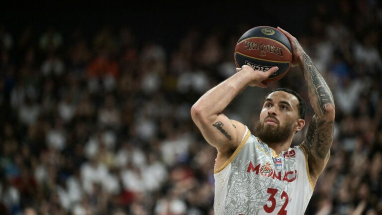 Monaco remporte le titre de champion de France après un match décisif contre Paris.