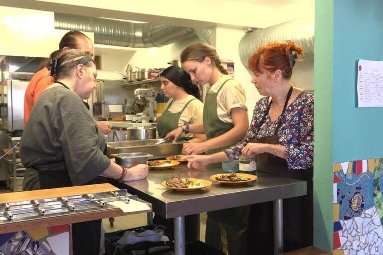 Brigade culinaire féminine en France favorise la mixité et l’égalité dans la cuisine.