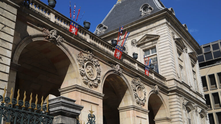 LFI demande une révision des indemnités des élus à Lyon pour plus d’équité financière.
