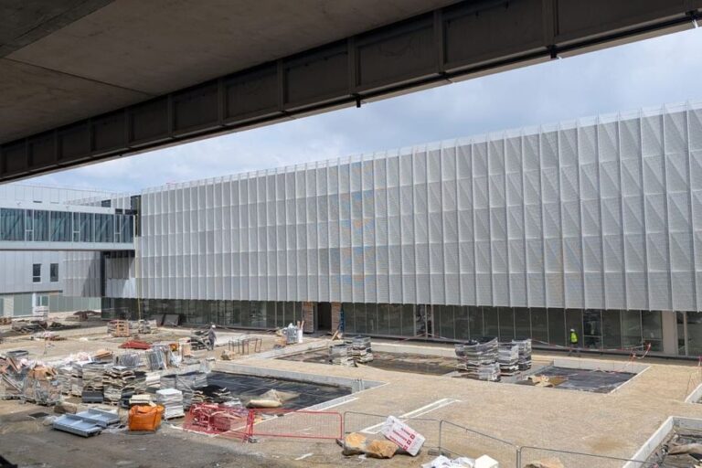 Le nouveau CHU de Nantes ne sera pas climatisé, soulignant une polémique sur le confort des patients.