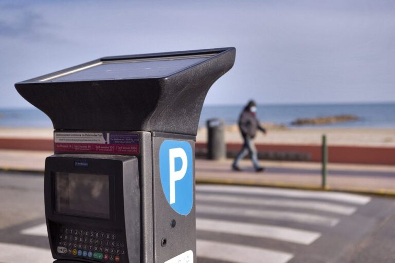 Stationnement gratuit instauré dans une commune, restrictions pour les voitures ventouses.