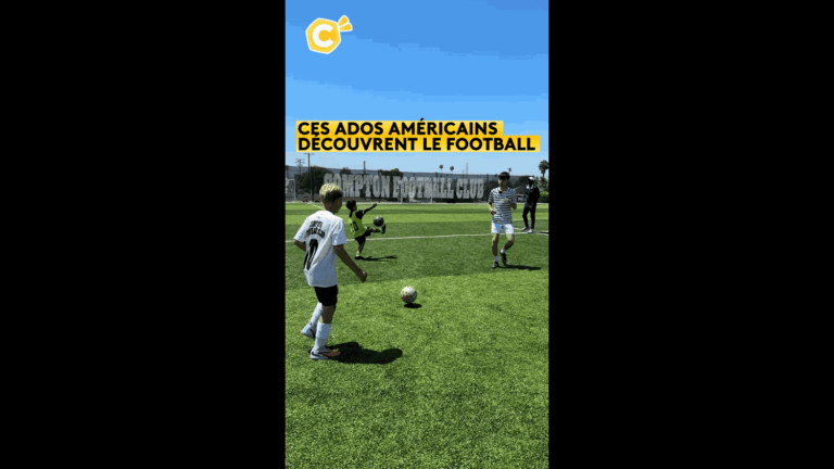 Des adolescents américains s’initient au football et découvrent ses règles et pratiques.