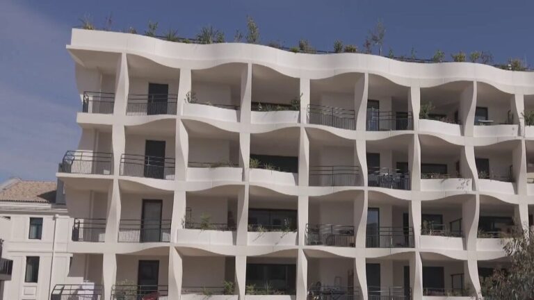Immeuble à Montpellier : une façade en vagues et des murs ajourés pour réduire la chaleur.