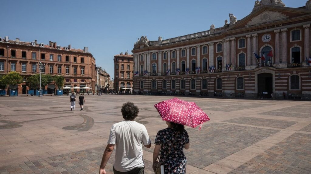 Alerte canicule : 72 départements en vigilance rouge, 17 en orange selon Météo-France