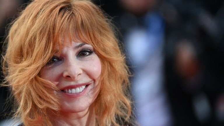 Mylène Farmer annonce la sortie de son 13e album studio « Egrégore » le 30 octobre.