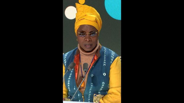 Angélique Kidjo évoque le départ de son pays et les larmes de son père