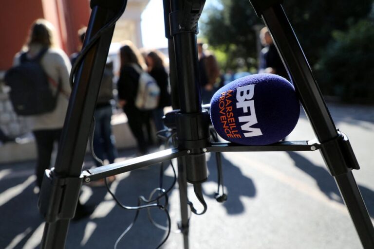 Cession totale des stations locales de BFM : incertitude et agacement parmi les employés.
