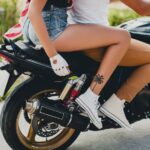 Circuler à moto en short durant la canicule expose à des risques graves, selon les experts.
