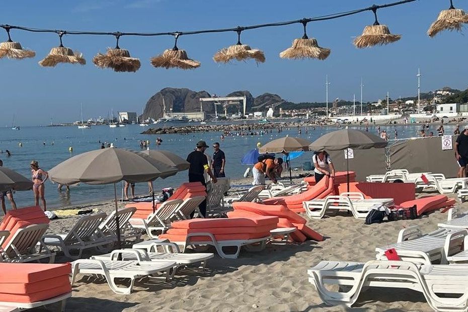 Saisie de transats et parasols sur la plage en raison du recul du trait de côte.