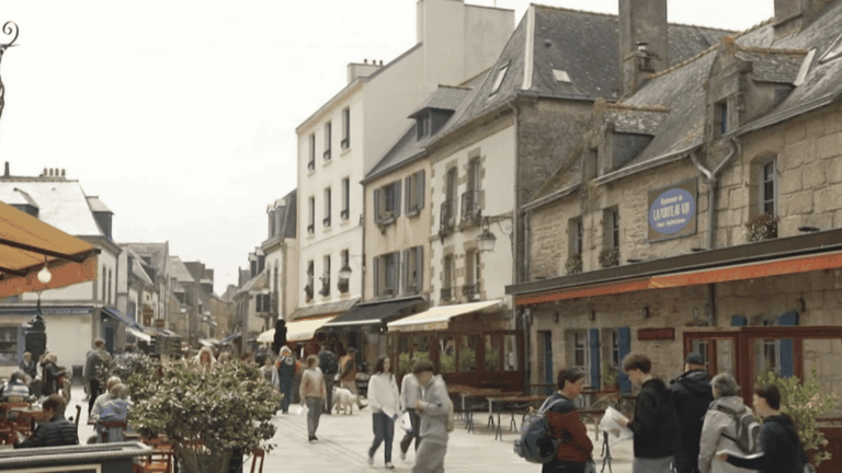 Des élèves bretons échangent sur leur quotidien lors d’un voyage scolaire en France.