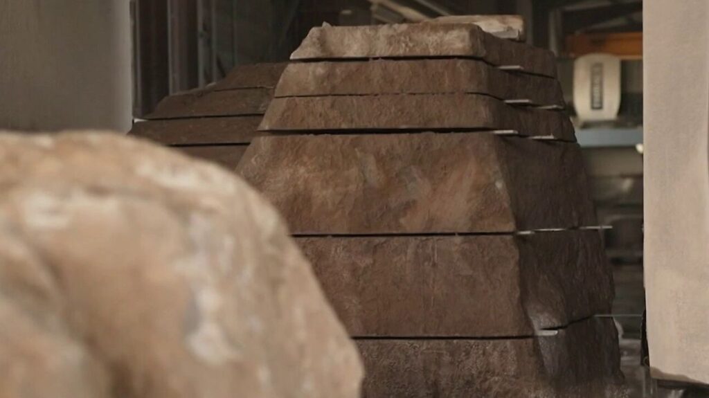 Cantal : la famille Hébrard, tailleurs de pierre depuis six générations, perpétue un savoir-faire traditionnel.