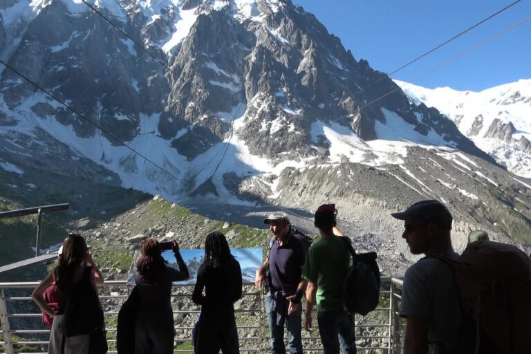 Des lycéennes observent la mer de glace pour constater le réchauffement climatique.