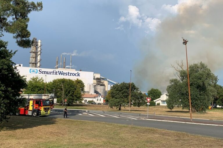 Incendie sur le site de l’usine de papier Smurfit à Biganos, moyens aériens mobilisés.
