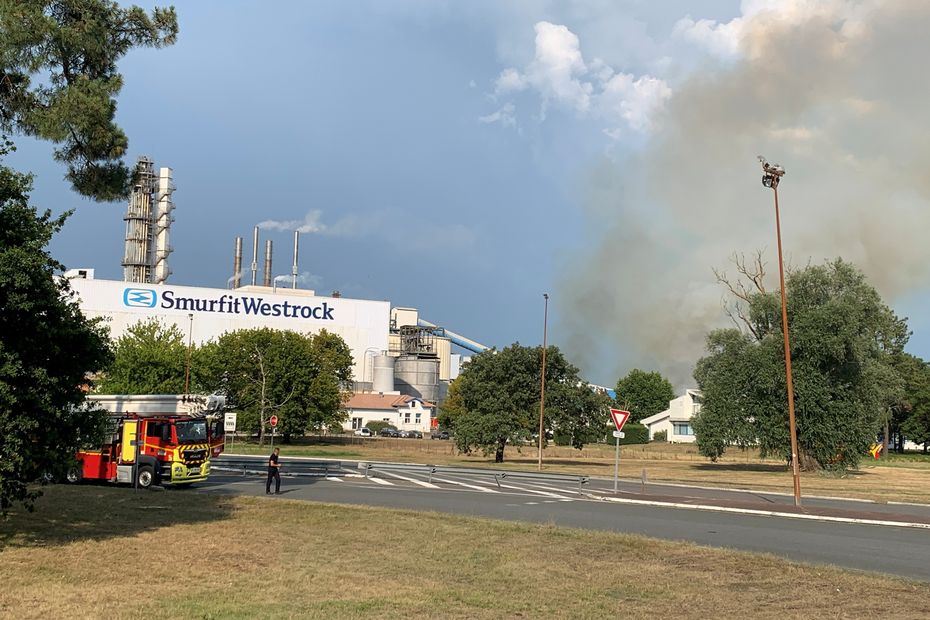 Incendie sur le site de l’usine de papier Smurfit à Biganos, moyens aériens mobilisés.