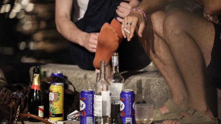 Interdiction de boire de l’alcool à Paris pendant la canicule : des avis partagés parmi les habitants.