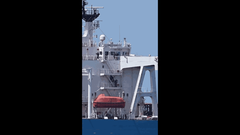 La France intercepte un cinquième pétrolier de la flotte fantôme russe en mer.