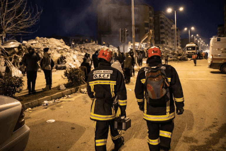 Séisme au Venezuela : des sapeurs-pompiers mobilisés pour retrouver des victimes.