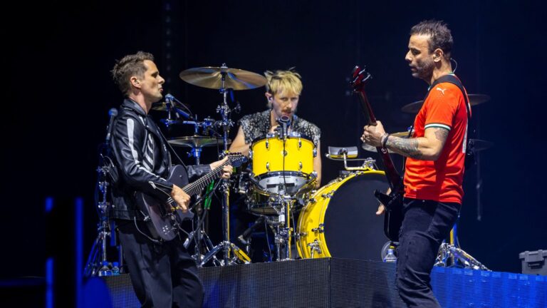Muse présente « The Wow! Signal », son dixième album, en revenant à ses racines musicales.