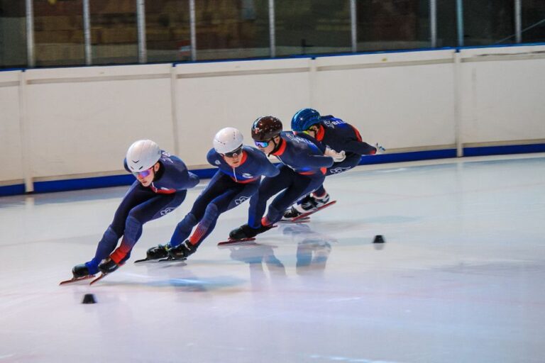 Des clubs de short-track envisagent de rejoindre la Fédération du roller et du skate en raison de désaccords.