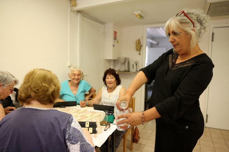 Les Ehpad renforcent leurs mesures face aux fortes chaleurs pour protéger les résidents.
