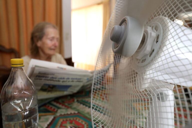 Distribution d’eau et visites : bénévoles soutiennent les personnes âgées isolées en période de canicule