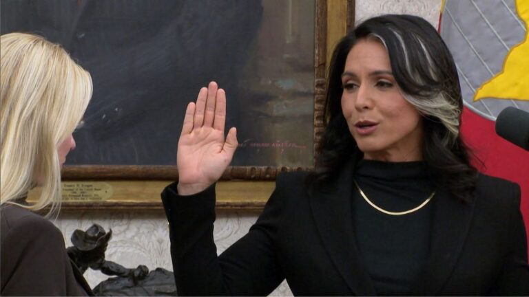 Tulsi Gabbard, ex-directrice du renseignement américain, accusée d’appartenance à une secte