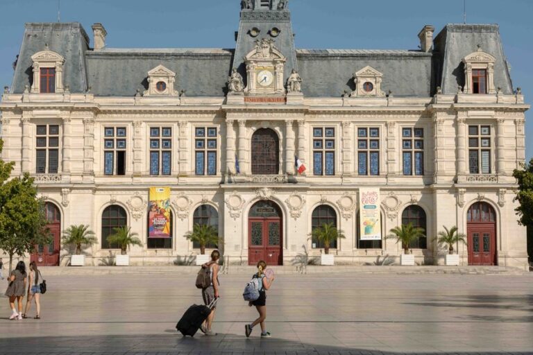 Arbres et béton : la place de Niort mieux ventilée que celle de Poitiers en période de canicule.
