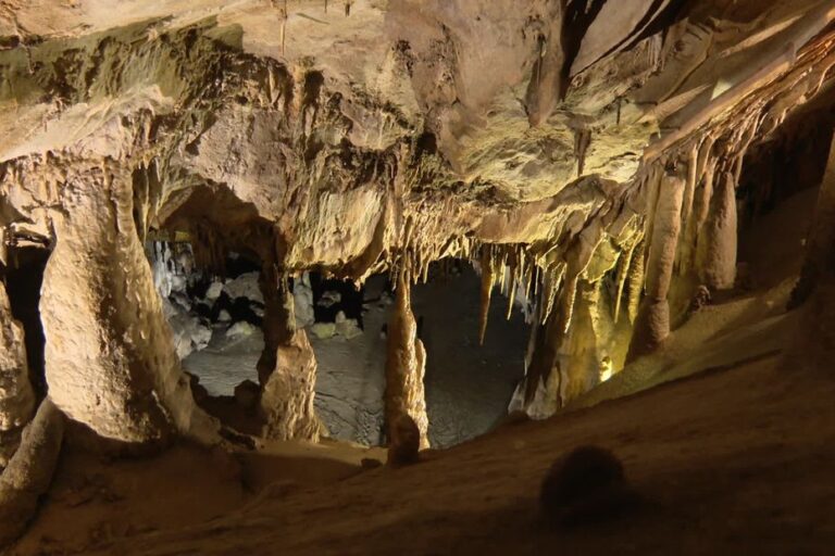 Grotte en France maintient une température constante de 14 degrés sans canicule.