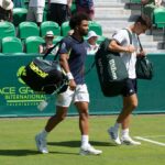 Arthur Fils déclare que « tous les voyants sont au vert » avant Wimbledon, sans préciser sa blessure.