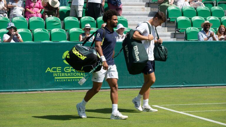 Arthur Fils déclare que « tous les voyants sont au vert » avant Wimbledon, sans préciser sa blessure.