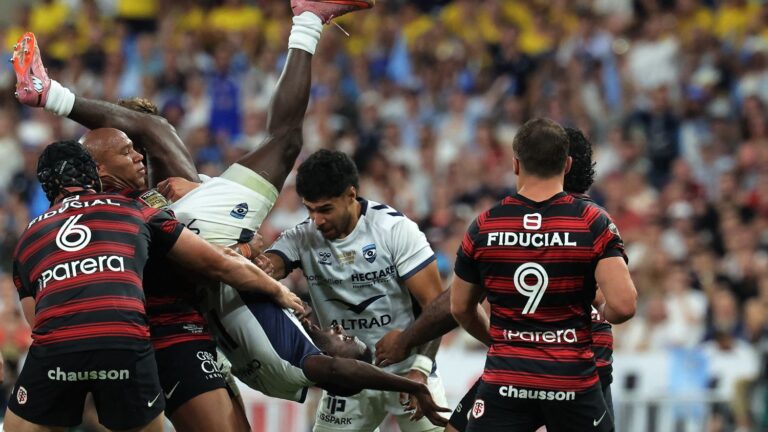 Toulouse remporte sa quatrième finale consécutive de Top 14 contre Montpellier, orage interrompant le match.