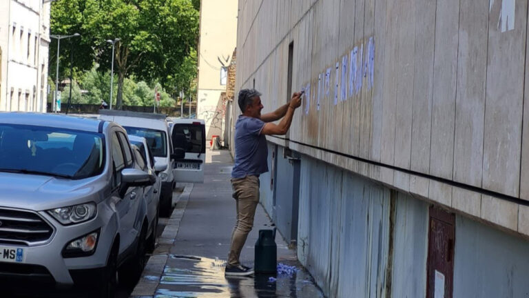 Lyon : le maire du 9e arrondissement soutient un collage féministe critiquant Cédat.