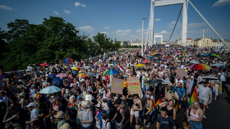 Des dizaines de milliers de personnes défilent à Budapest lors de la première marche des fiertés après Orban.