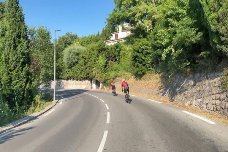 Un cycliste inscrit à l’Ironman de Nice décède après avoir percuté une moto.