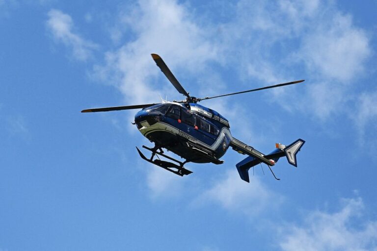 Crash d’hélicoptère : un homme décède, accès difficile aux secours en région isolée