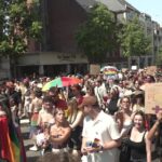 Marche des fiertés à Amiens : des militants revendiquent leur droit à la visibilité dans la rue.