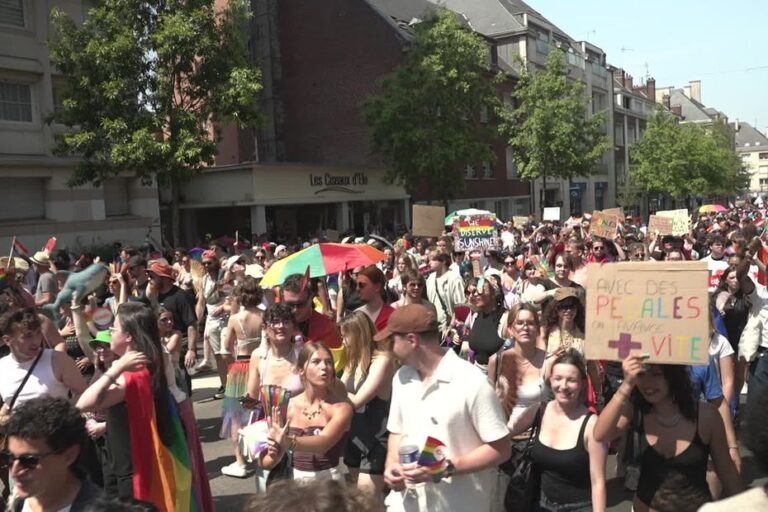 Marche des fiertés à Amiens : des militants revendiquent leur droit à la visibilité dans la rue.
