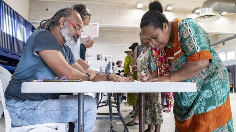 Élections provinciales en Nouvelle-Calédonie : les loyalistes progressent, mais pas de majorité au Congrès.