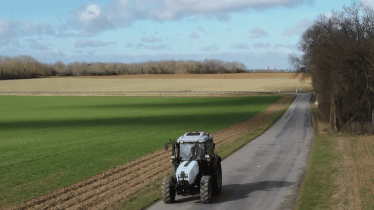 Augmentation des accidents de tracteurs en France : pistes pour les éviter sur les routes.