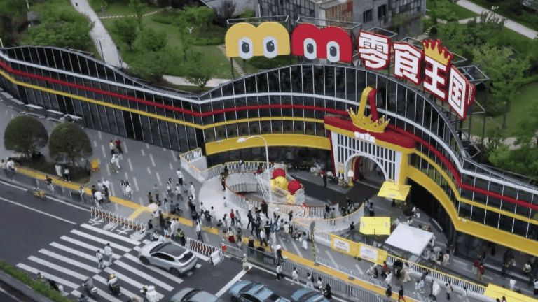 En Chine, un magasin de snacks XXL ouvre ses portes, dédié à la malbouffe.