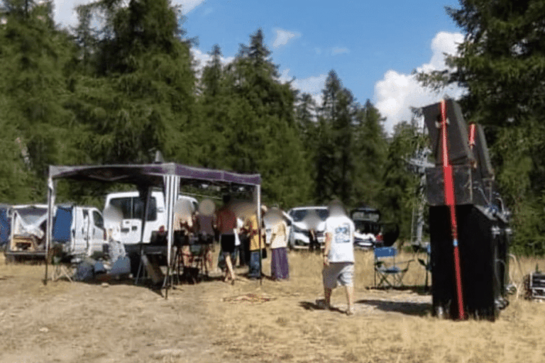 Rave party en montagne interrompue par la police à 7h30 du matin.
