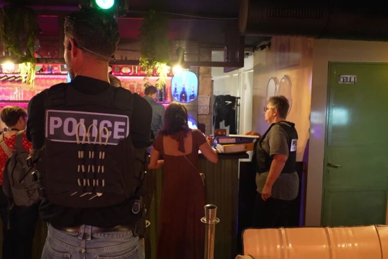 Contrôles des policiers dans les bars et restaurants pour vérifications fiscales et contractuelles