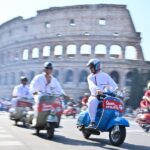 Des milliers de Vespa défilent dans les rues de Rome pour célébrer l&rsquo;anniversaire du scooter italien.