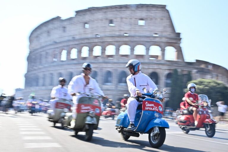 Des milliers de Vespa défilent dans les rues de Rome pour célébrer l’anniversaire du scooter italien.