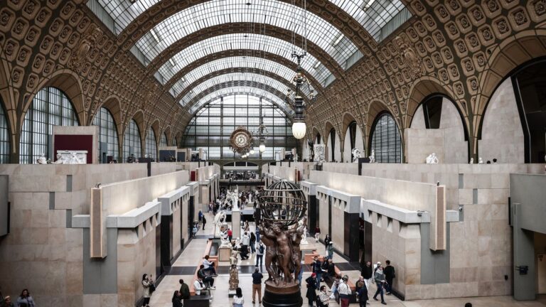 Thomas Jolly met en scène une fête pour le 40e anniversaire du Musée d’Orsay.