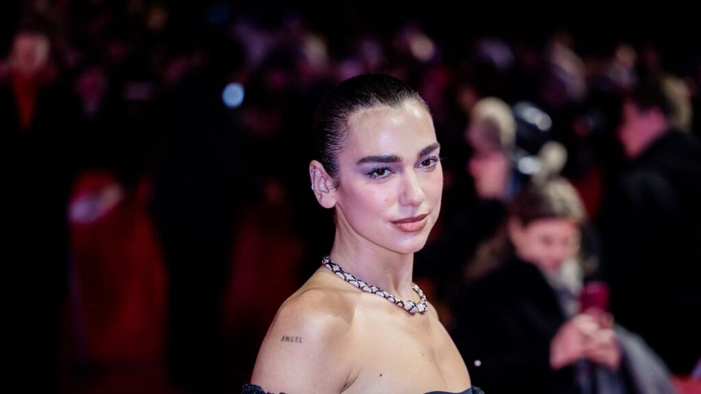 Dua Lipa présente une collection de livres censurés dans une librairie au Portugal.