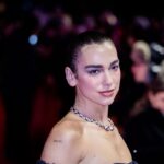 Dua Lipa présente une collection de livres censurés dans une librairie au Portugal.