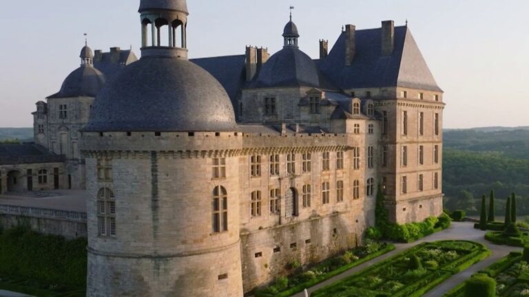 Découverte du château de Hautefort en Dordogne, un site historique du Périgord